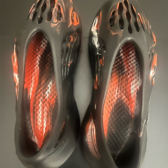 Men’s size 9 but in small it don’t fit - Picture 2 of 3